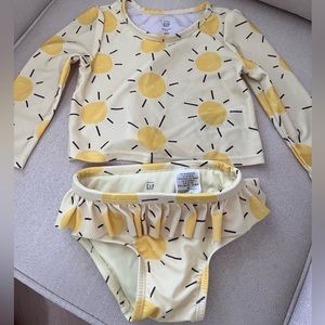 Baby gap 2 piece sunshine suit. Size 12-18 months. Only worn once.